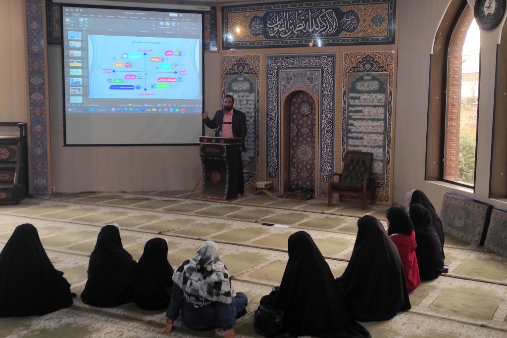 جلسه سواد رسانه محمد لسانی با دختران دانس آموز